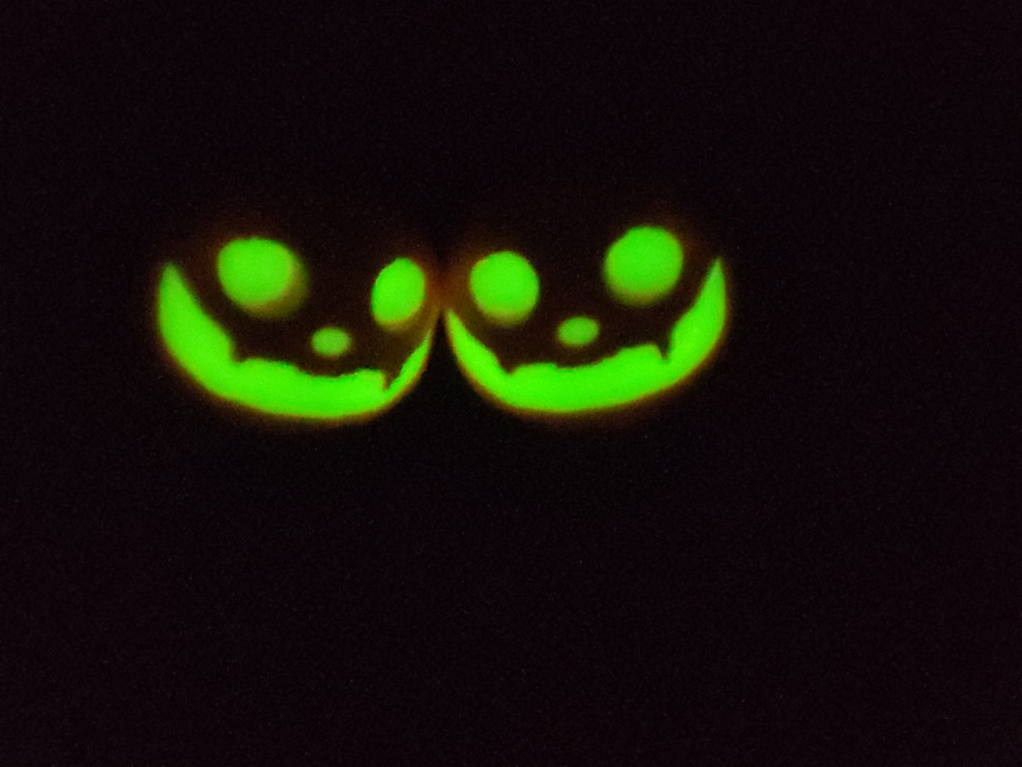 Pendientes de Calabaza que Brillan en la Oscuridad – Impresión 3D, Naranjas con Huecos Amarillos y Tallo Verde, Accesorios de Halloween