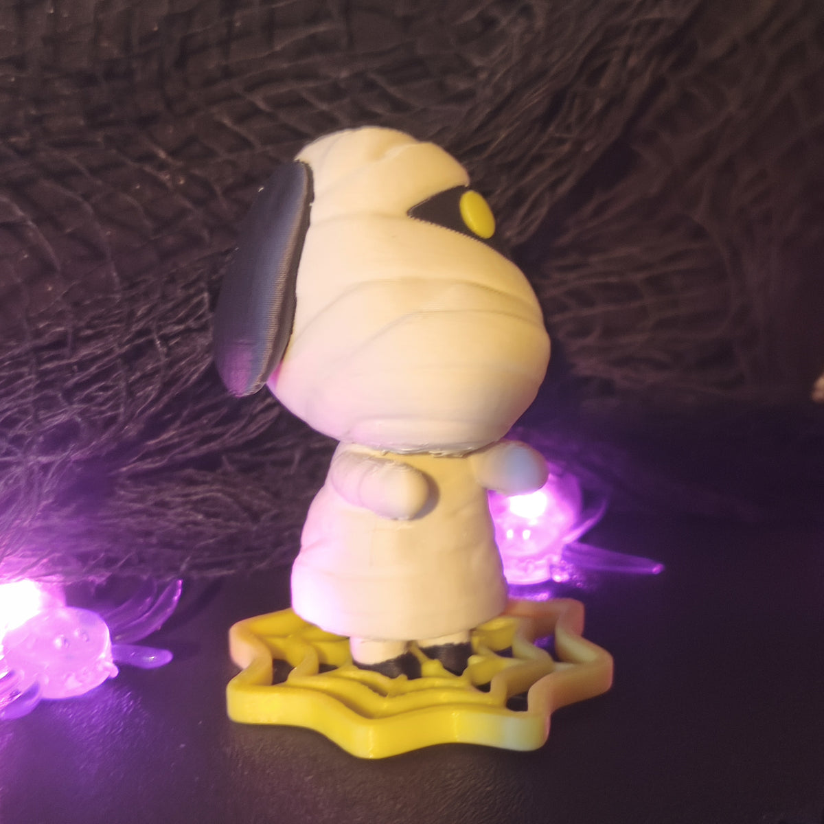 Figura Pupas impresa en 3D, momia con base de telaraña, vista lateral
