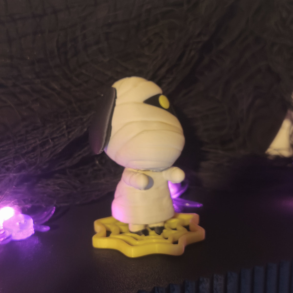 Figura Pupas impresa en 3D, vista de tres cuartos