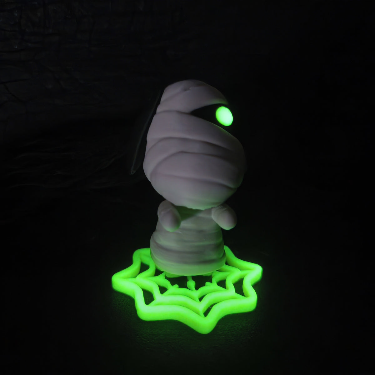 Figura Pupas brillando en verde en la oscuridad