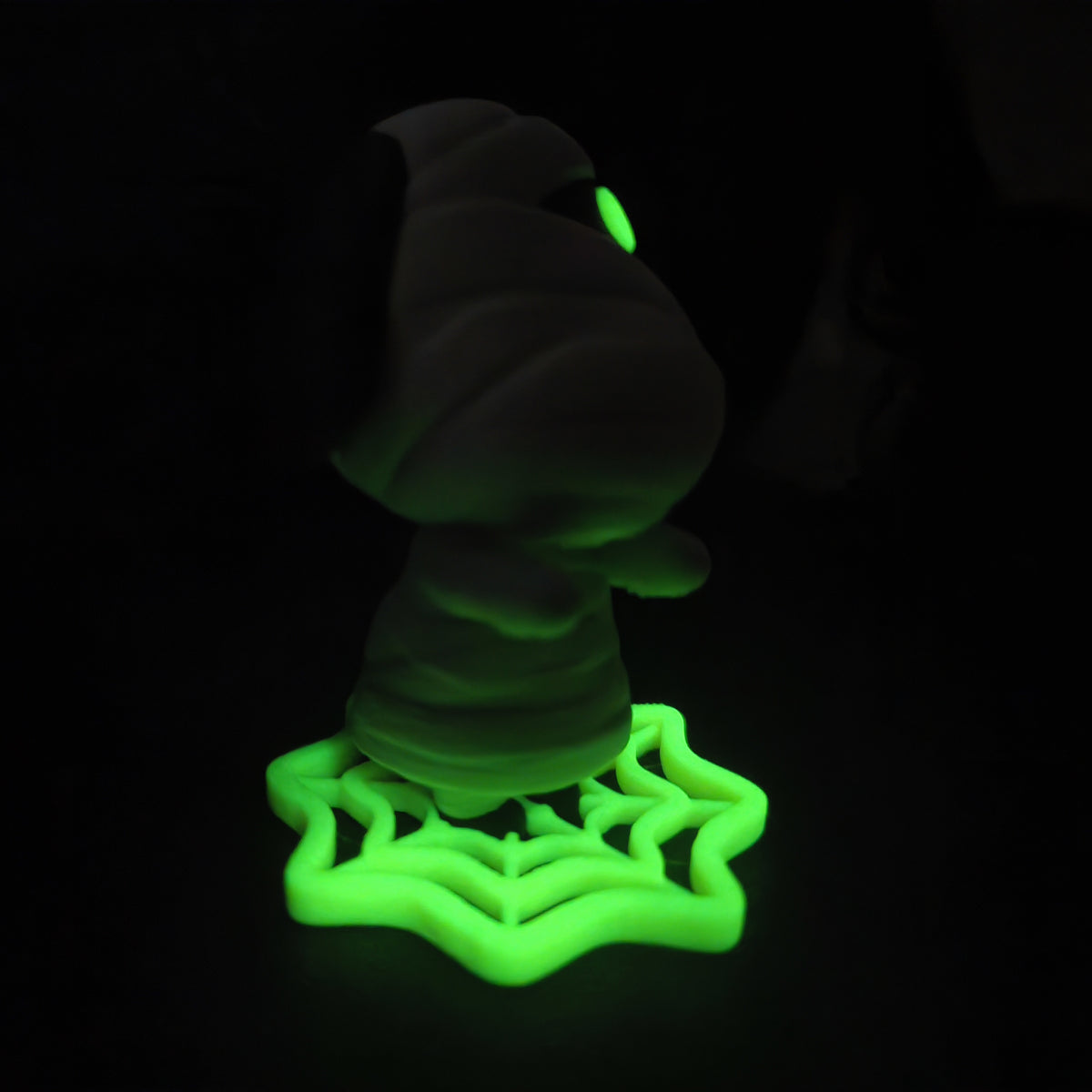 Figura Pupas brillando en la oscuridad, vista lateral