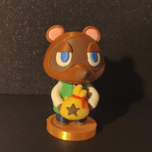 Figura Tom Nook impresa en 3D con traje verde y bolsa de bayas, vista frontal